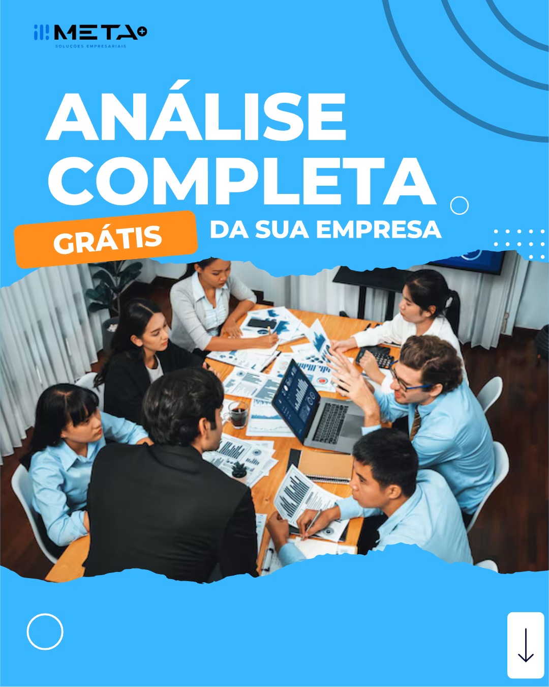 Consultor apresentando uma análise estratégica com gráficos de crescimento para um cliente